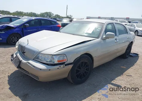 2004 Lincoln Town Car Ultimate z USA, uszkodzony, nr VIN 1LNHM83W84Y641017